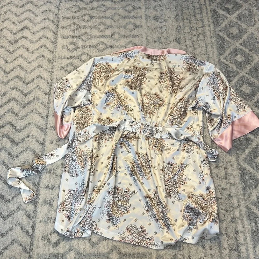 Morgan Taylor Floral Robe - Picture 3 of 4